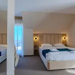 Family Deja Vu Otel